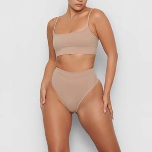 SKIMS NWT Sculpting Mid Waist Thong